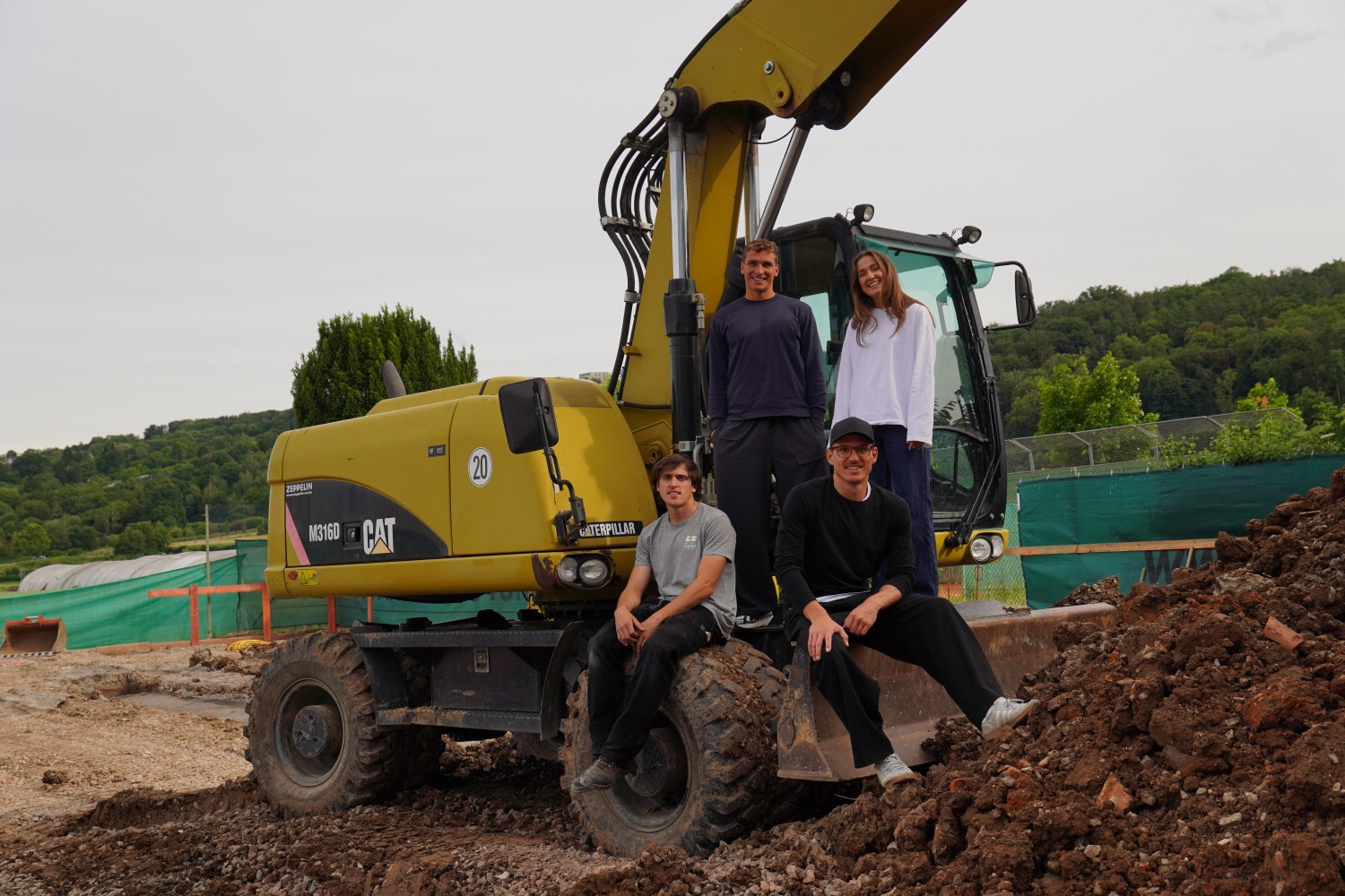 Bau der Padelanlage: Team am Bagger