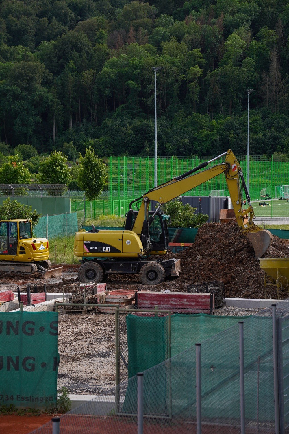 Bagger auf der Baustelle im Sportpark Weil