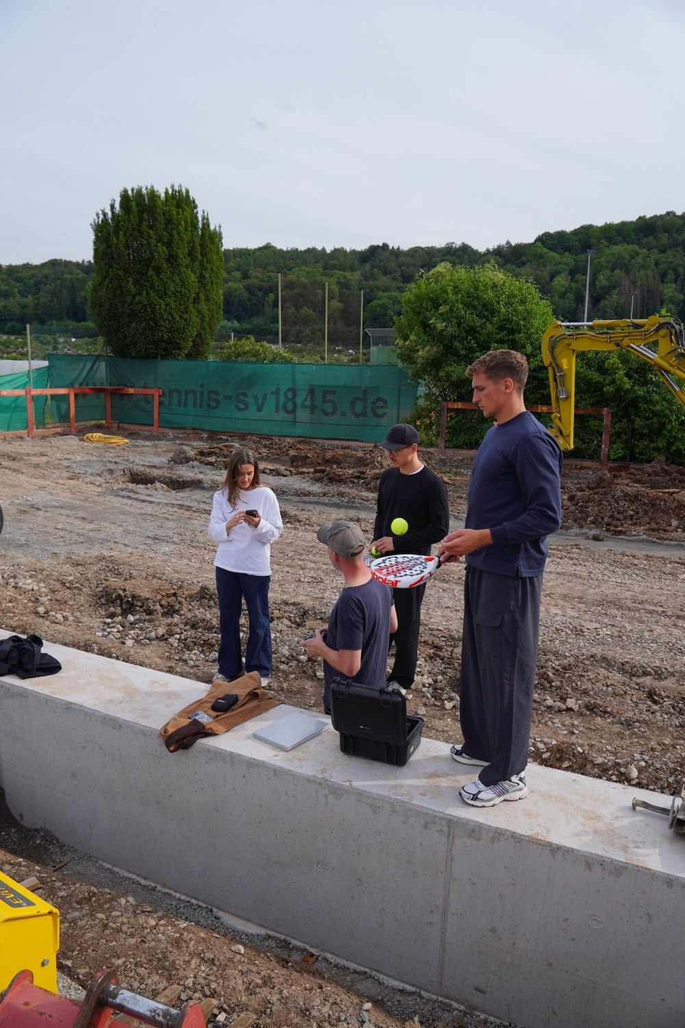 Team auf den Fundamenten der neuen Courts