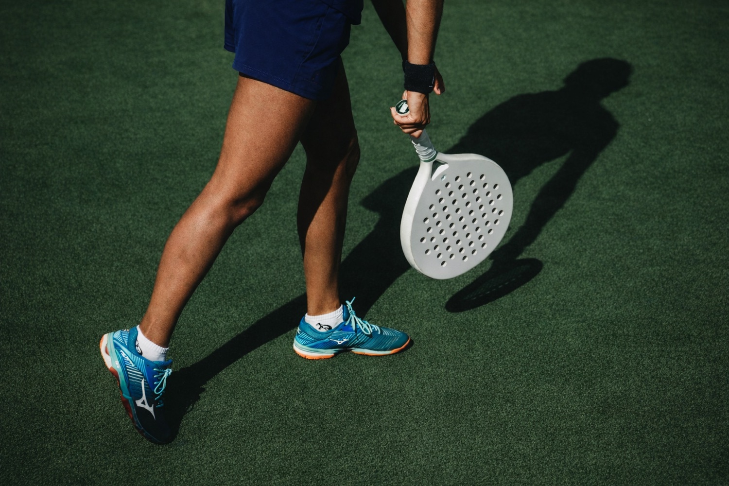 Spielerin auf dem Padel-Court