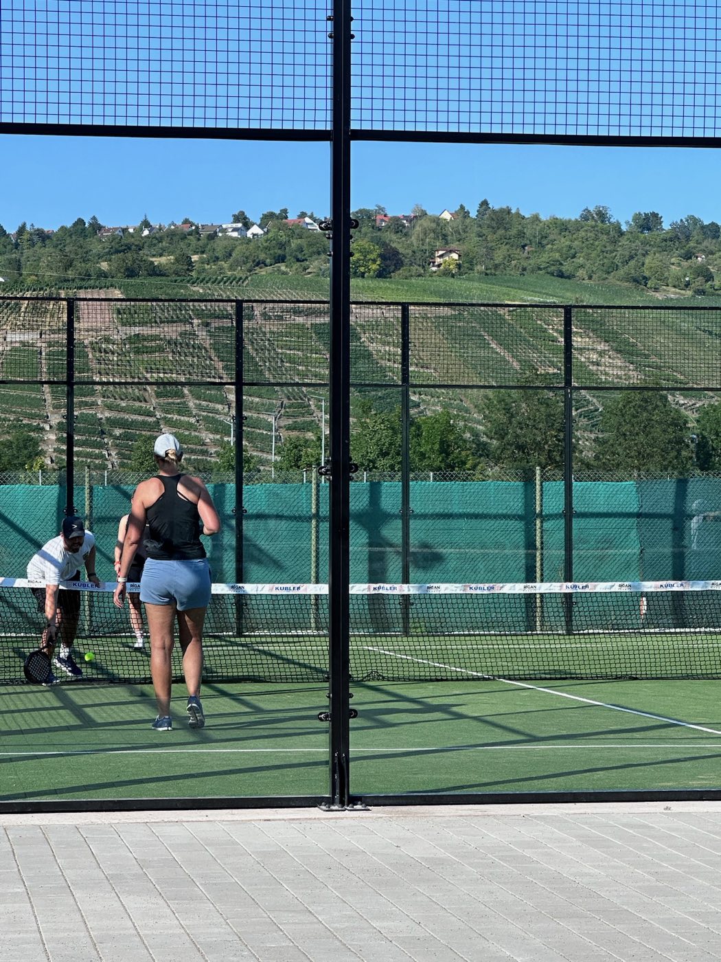 Spielerinnen und Spieler am Netz