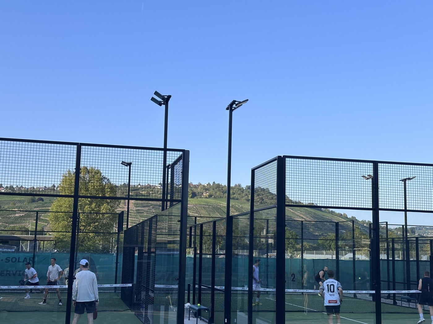 Unsere Courts vor den Weinbergen im Sportpark Weil
