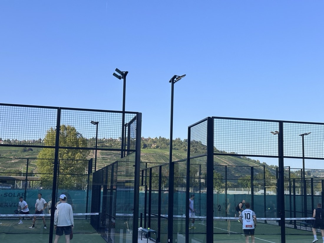 Padel-Courts mit Glas- und Gitterwänden vor den Weinbergen im Sportpark Weil in Esslingen